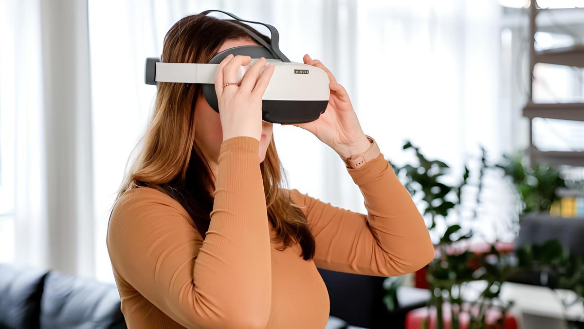 Una joven de Sajonia prueba las gafas de realidad virtual dentro del proyecto SOTERIA.