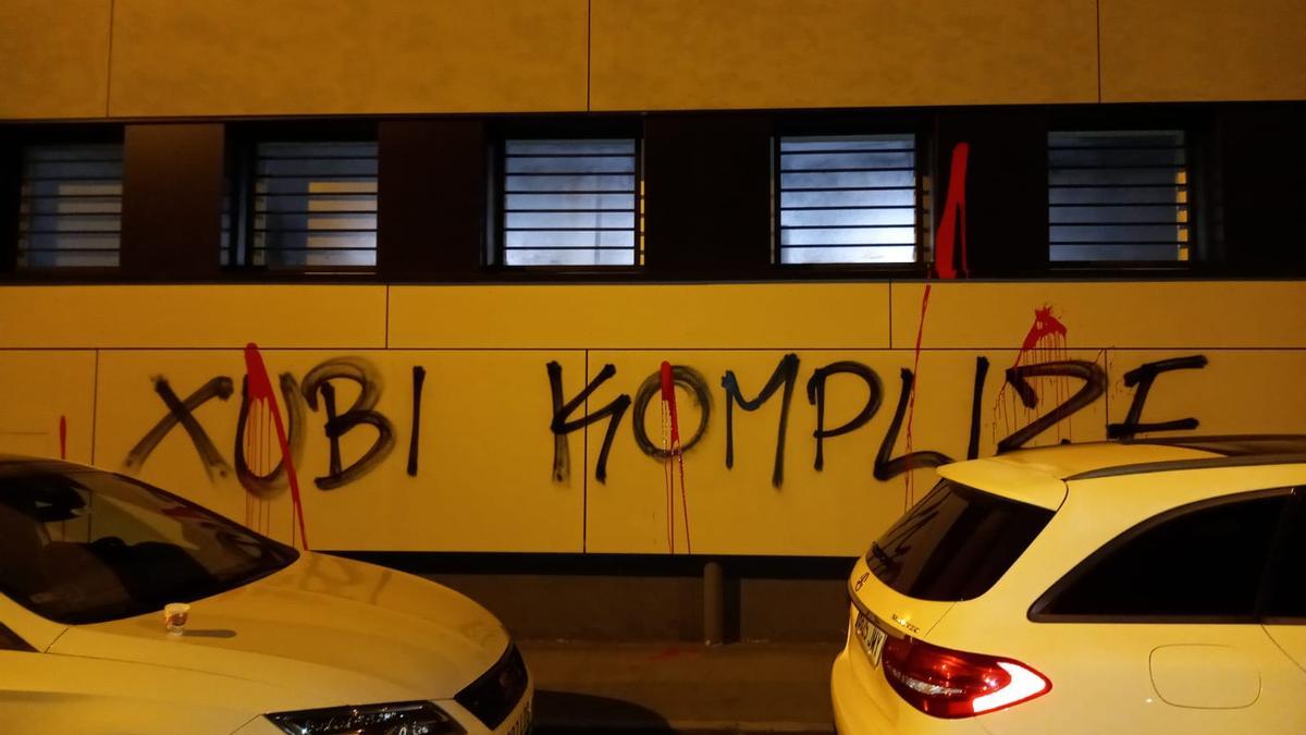 La empresa Xubi también ha sido objetivo de los autores de las pintadas.