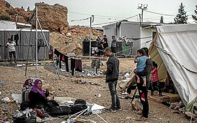Un precario centro de internamiento para migrantes y refugiados en la isla griega de Chios. Un precario centro de internamiento para migrantes y refugiados en la isla griega de Chios.