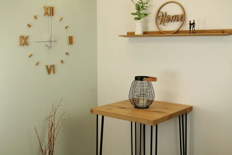 Reloj adhesivo de madera ideal para un espacio rústico.