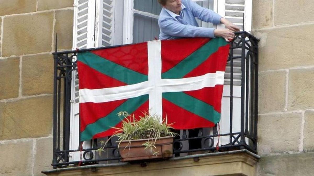 Ikurriña en la Plaza Nueva de Bilbao con motivo del Aberri Eguna