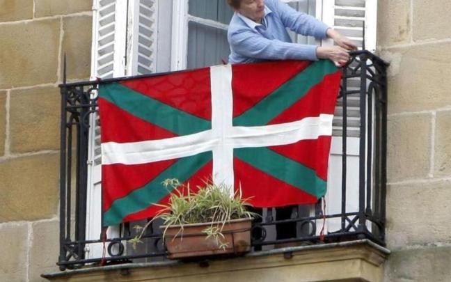 Ikurriña en la Plaza Nueva de Bilbao con motivo del Aberri Eguna