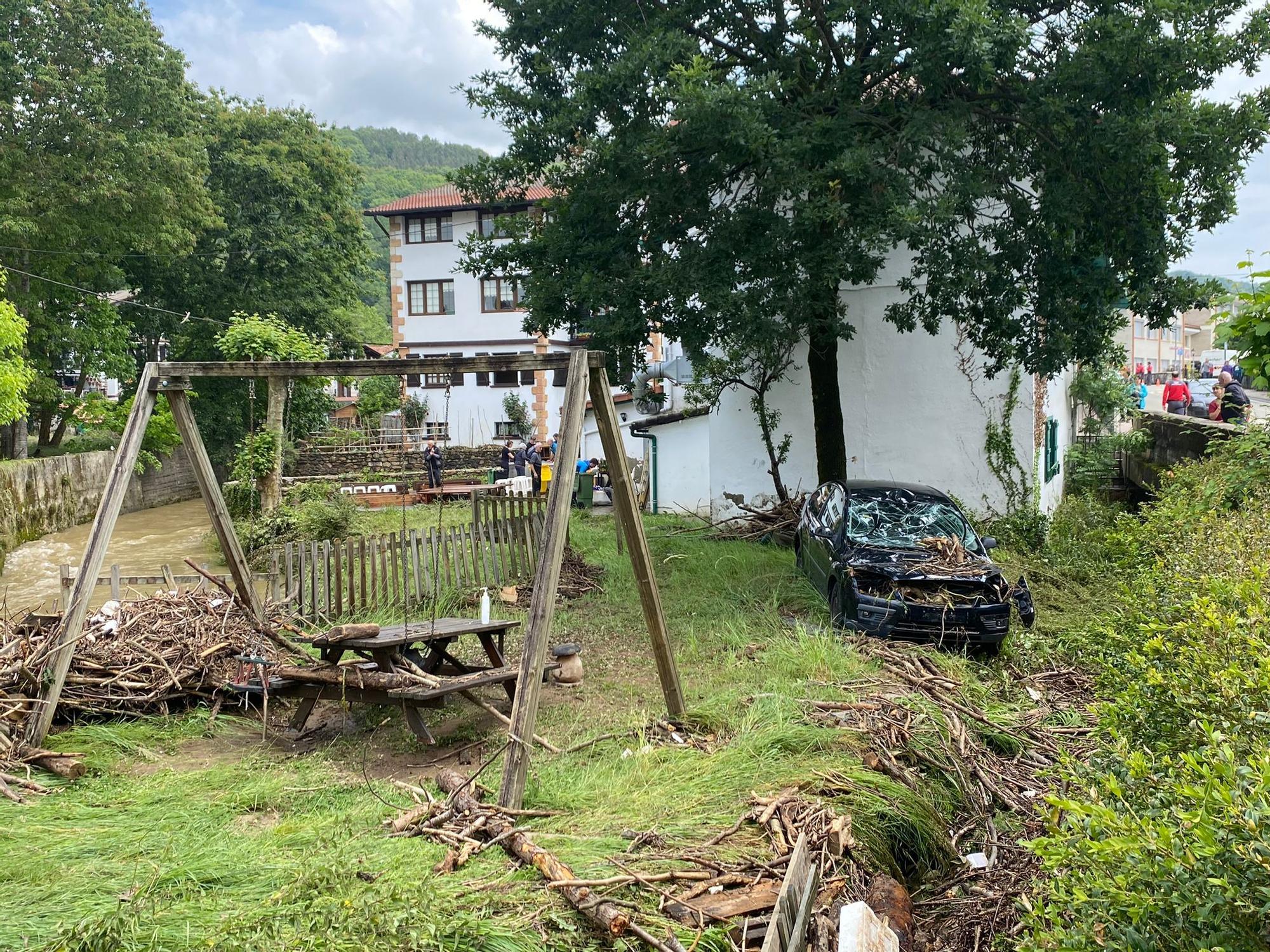 El coche que fue arrastrado aguas abajo unos 50 metros