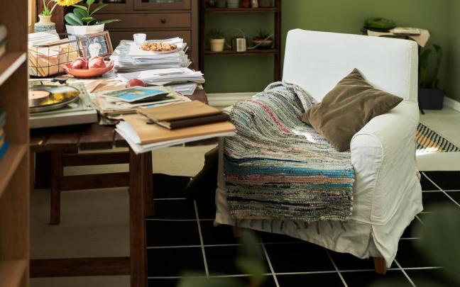 Una mesa desordenada, llena de papeles y documentos.