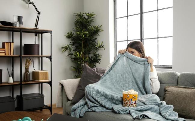 Vista frontal de una mujer