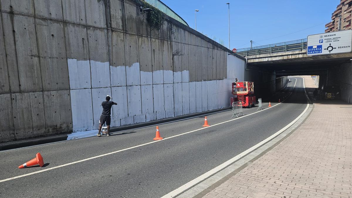 El tráfico en sentido Lazkao-Beasain permanece desviado por Lazkaibar debido a los trabajos de pintado del mural.