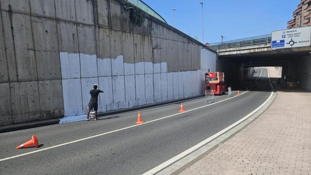 El tráfico en sentido Lazkao-Beasain permanece desviado por Lazkaibar debido a los trabajos de pintado del mural.