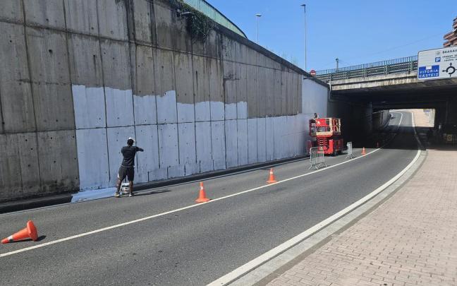 El tráfico en sentido Lazkao-Beasain permanece desviado por Lazkaibar debido a los trabajos de pintado del mural.