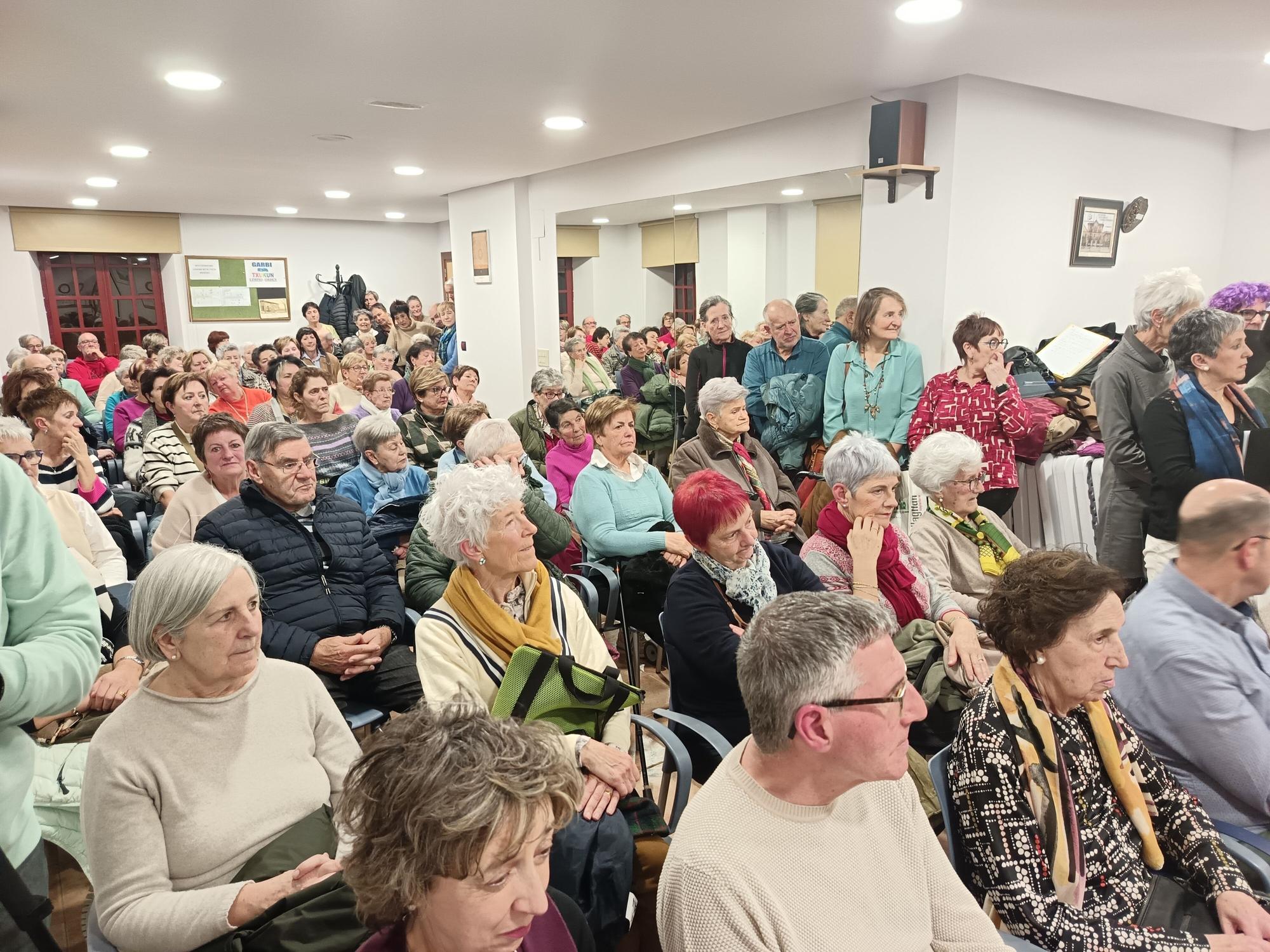 El público que arropó a Tere durante el homenaje.