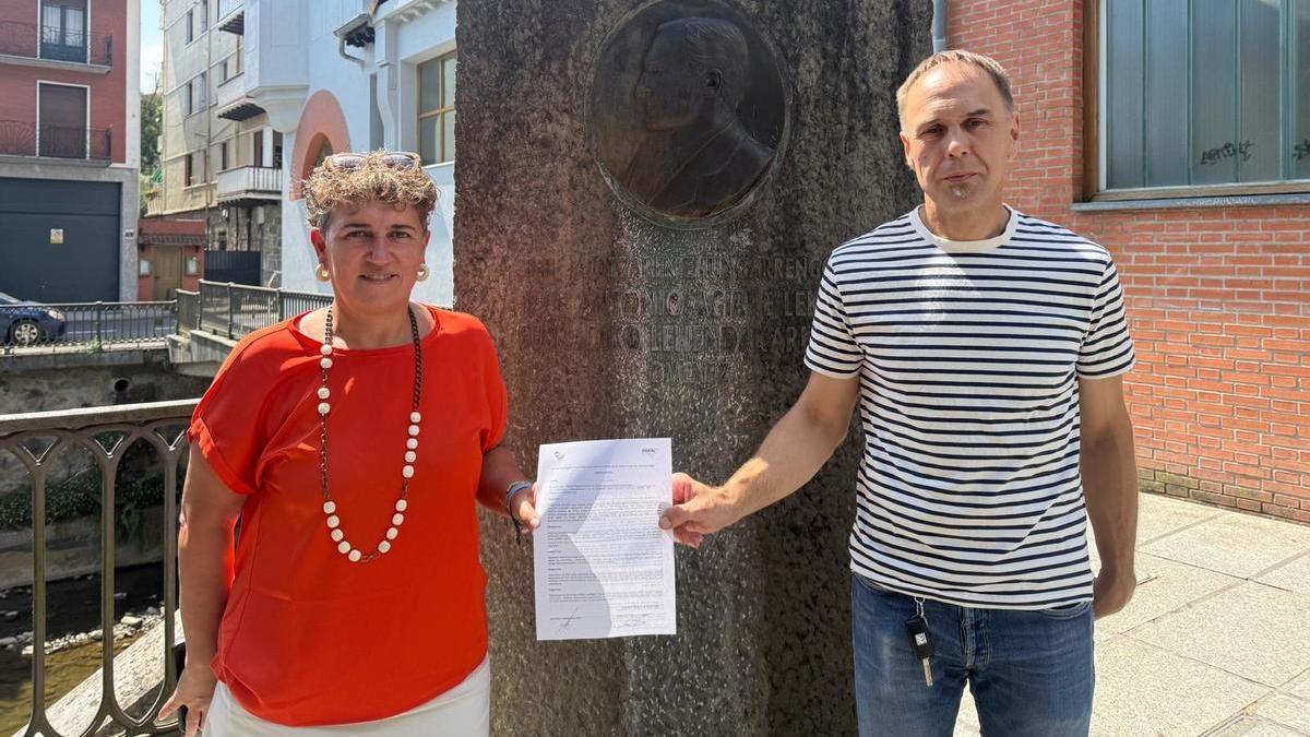 Ana Azkoitia eta Asier Altuna, Azkoitiko Udalaren ordezkariak Bergarako ekitaldian, sinaturiko adierazpenarkin.