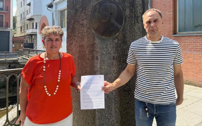 Ana Azkoitia eta Asier Altuna, Azkoitiko Udalaren ordezkariak Bergarako ekitaldian, sinaturiko adierazpenarkin.