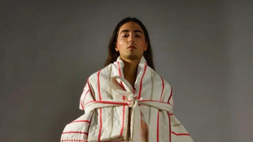 Uno de los diseños de su colección, galardonada con el premio Allianz EGO Confidence in Fashion en la MB Fashion Week Madrid.