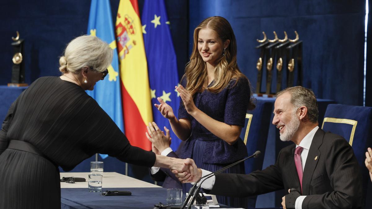 Felipe VI saluda y felicita a la actriz estadounidense Meryl Streep, Premio Princesa de Asturias de las Artes.