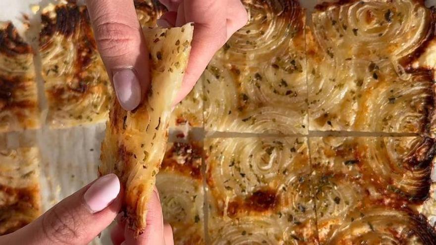 Receta viral de crujiente de cebolla y queso