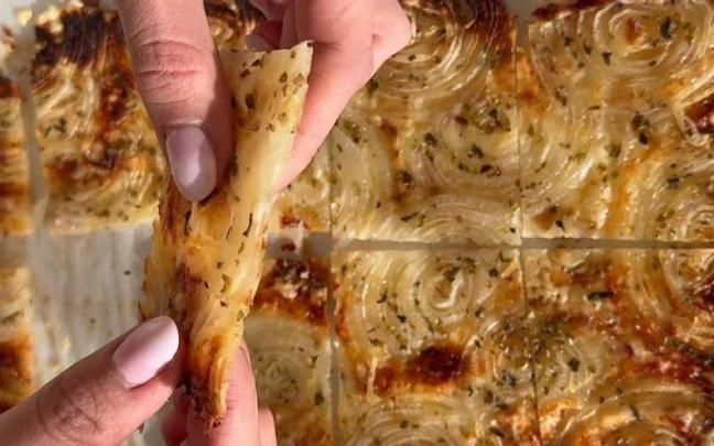 Receta viral de crujiente de cebolla y queso
