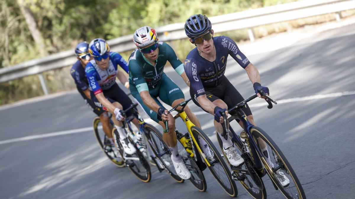 Dunbar, marcado por Van Aert.