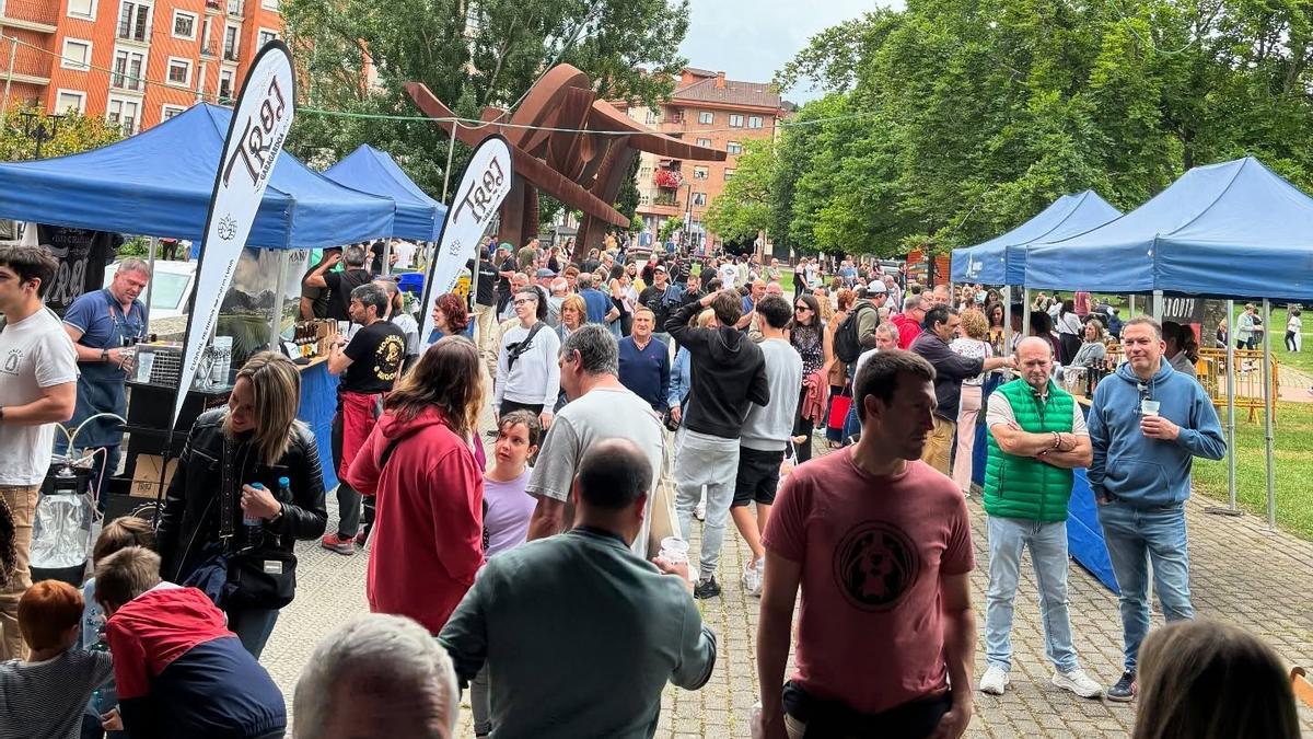 Ambiente en el parque Juan Urrutia de Amurrio durante el III certamen de hamburguesas de autor de Euskadi