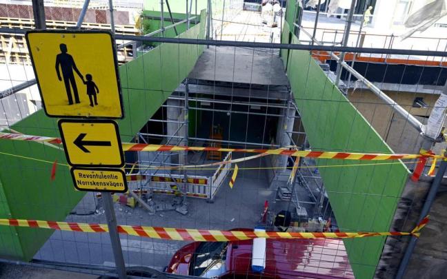 Se investigan las causas por las que se ha desplomado la pasarela provisional.