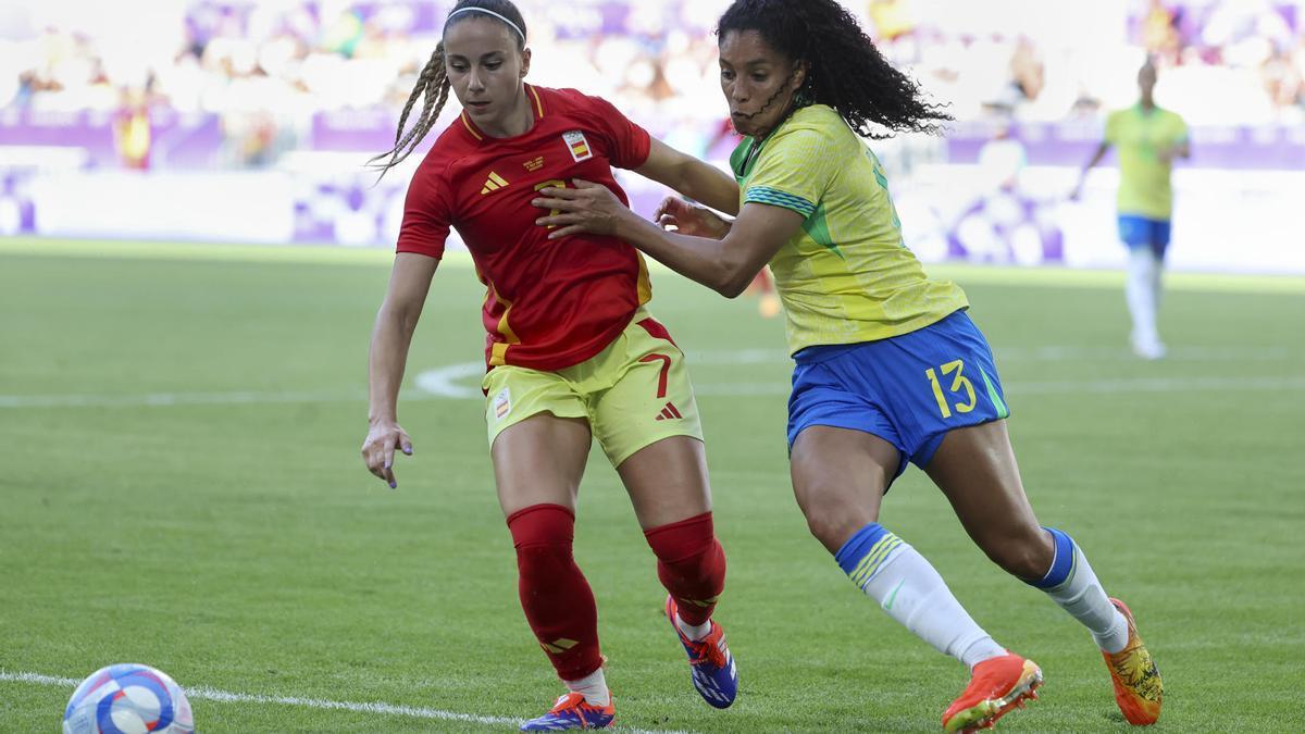 La delantera brasileña Yasmin (d) disputa un balón ante la delantera española Athenea del Castillo