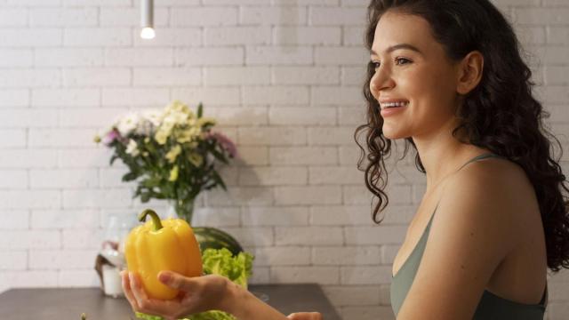 La dieta mediterránea aporta nutrientes y aminoácidos al cabello.