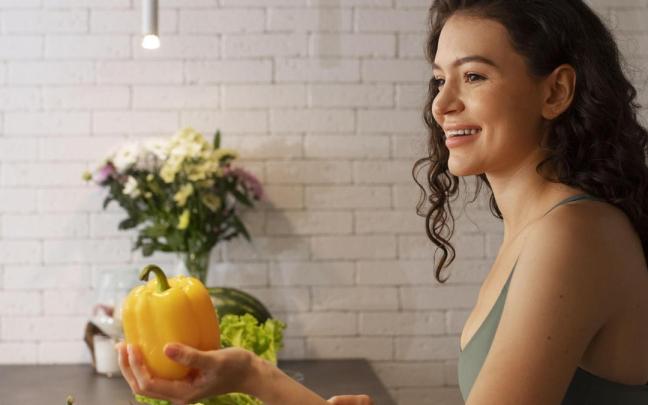 La dieta mediterránea aporta nutrientes y aminoácidos al cabello.