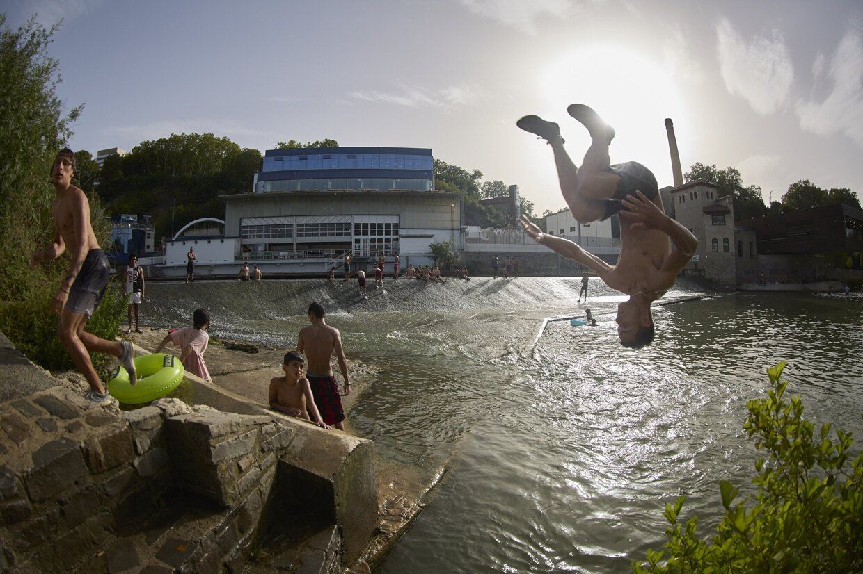 Jóvenes se refrescan en el río Arga durante una ola de calor de este verano. Foto: Unai Beroiz