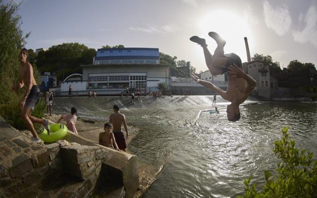 Jóvenes se refrescan en el río Arga durante una ola de calor de este verano. Foto: Unai Beroiz Jóvenes se refrescan en el río Arga durante una ola de calor de este verano. Foto: Unai Beroiz