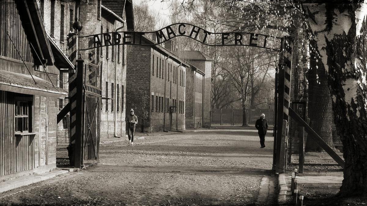 Entrada al campo de Auschwitz con la expresión "El trabajo libera"