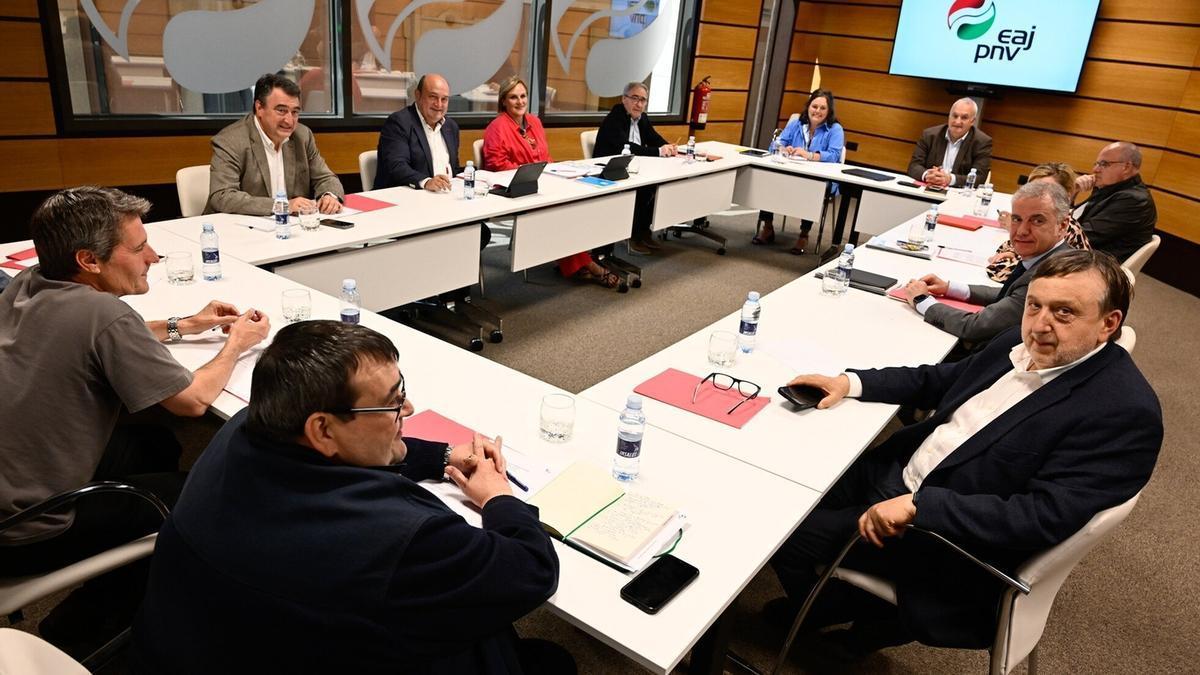 El Euzkadi Buru Batzar (EBB) del PNV, reunido ayer para analizar los resultados electorales del 28-M y el adelanto de las generales.