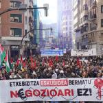 Multitudinaria manifestación en Bilbao por la crisis habitacional.
