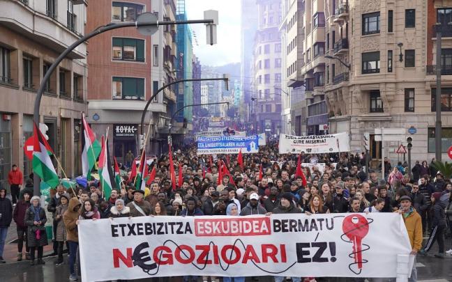 Multitudinaria manifestación en Bilbao por la crisis habitacional.