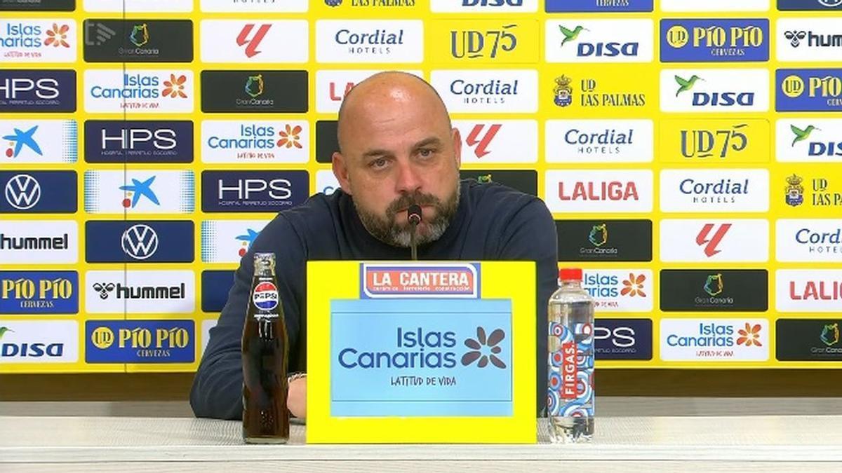 Manolo González, entrenador del Espanyol, respondiendo a los periodistas en Las Palmas.