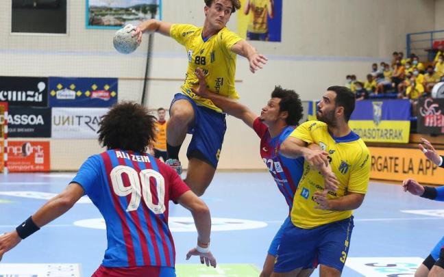 El bidasotarra Víctor Rodríguez lanza a portería en la última visita del Barça a Artaleku, en septiembre de 2021.