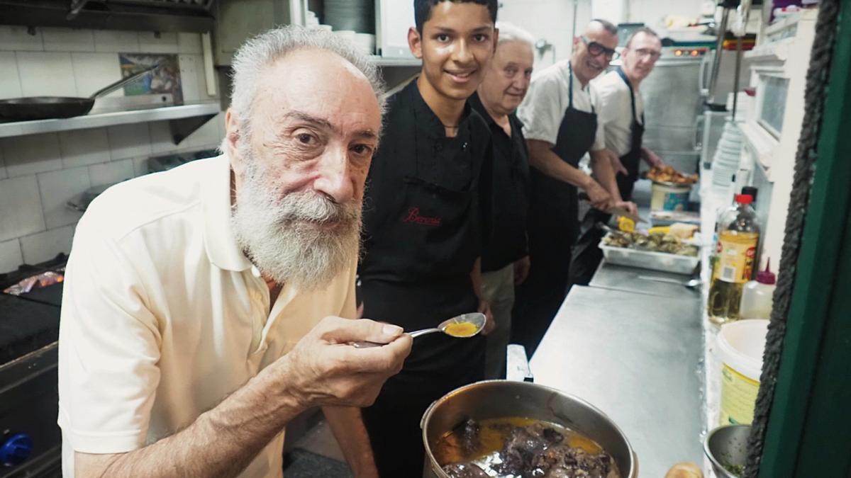 'Mugu' comprueba el punto de sabor y sal de la cazuela bajo la mirada de Roger Hernández en la cocina del Ibai Ondo, su lugar de trabajo durante más de 40 años.