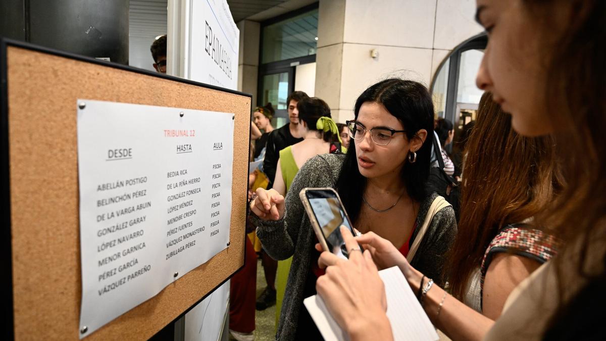Un grupo de estudiantes consultando su aula de la selectividad.