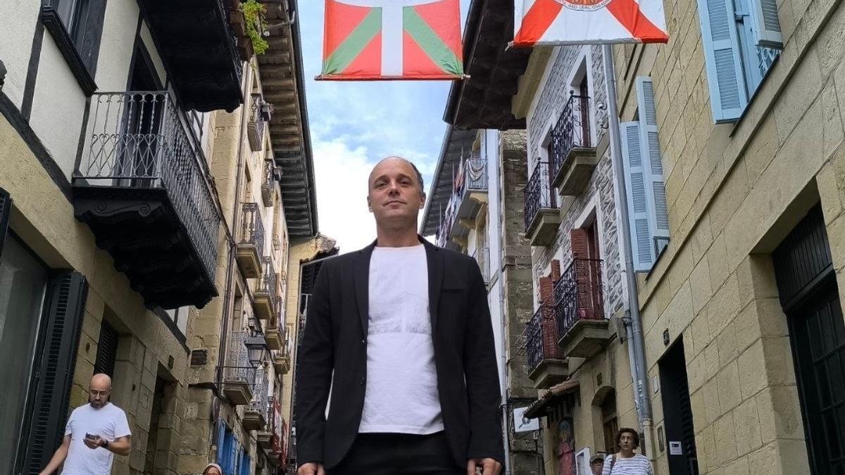 Igor Enparan en la calle Mayor de Hondarribia