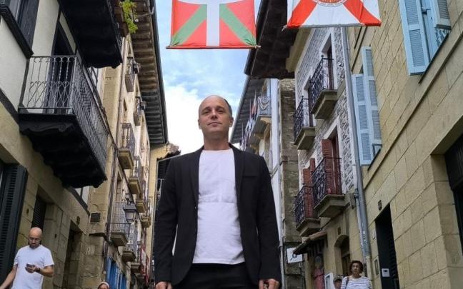 Igor Enparan en la calle Mayor de Hondarribia