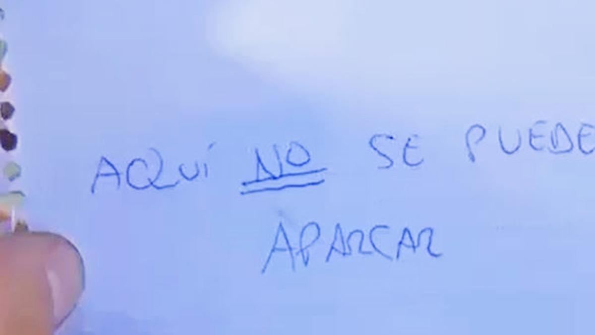 La nota que un chico ha dejado en el parabrisas de un coche mal aparcado