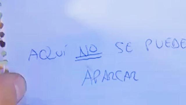 La nota que un chico ha dejado en el parabrisas de un coche mal aparcado