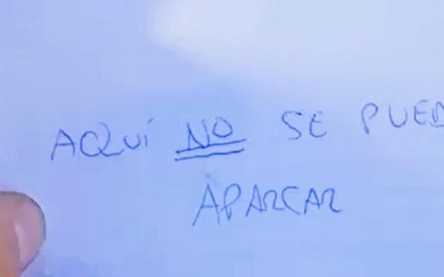 La nota que un chico ha dejado en el parabrisas de un coche mal aparcado