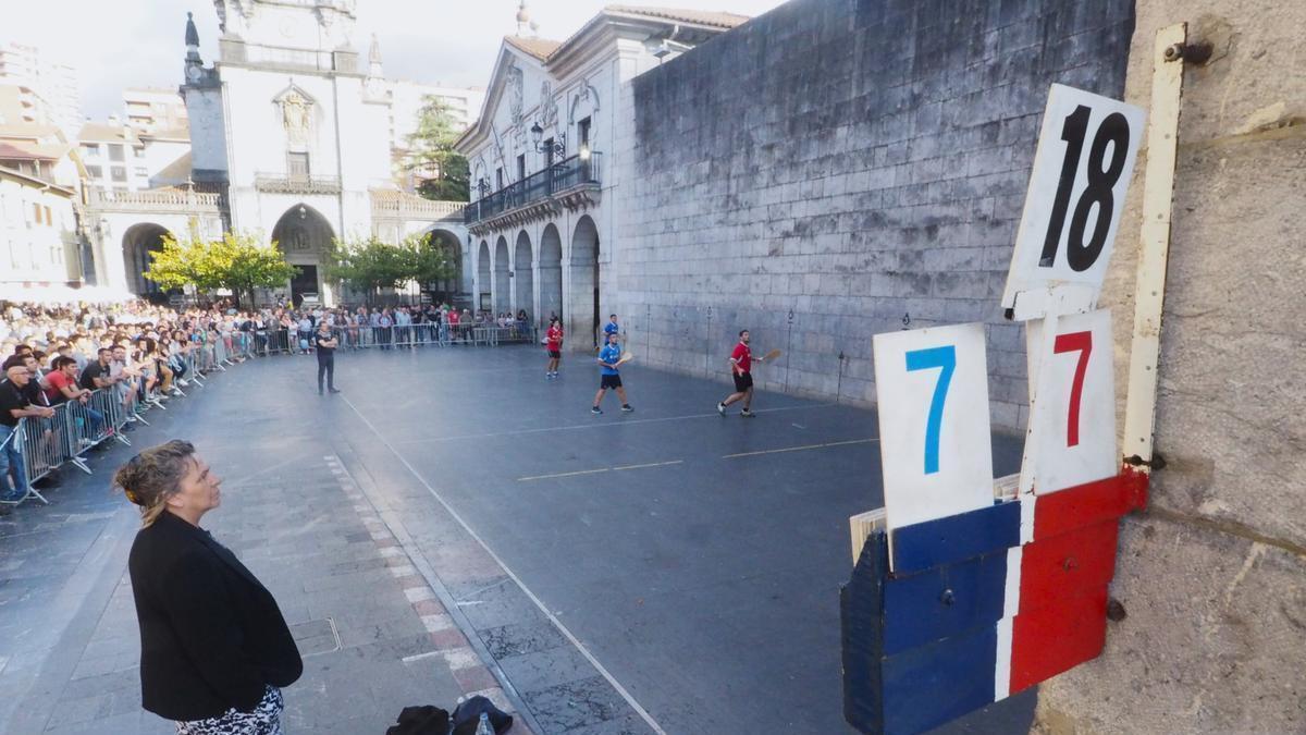 Un año más, volverán se ser muchos los aficionados que se darán cita en el frontón de Kalegoen para disfrutar de las finales.