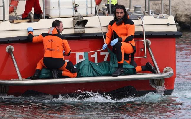 Cuerpo de una de las víctimas del naufragio del yate.