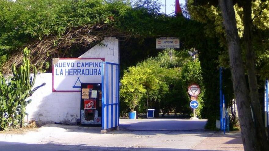 Entrada del camping Incendiado en La Herradura (Granada)