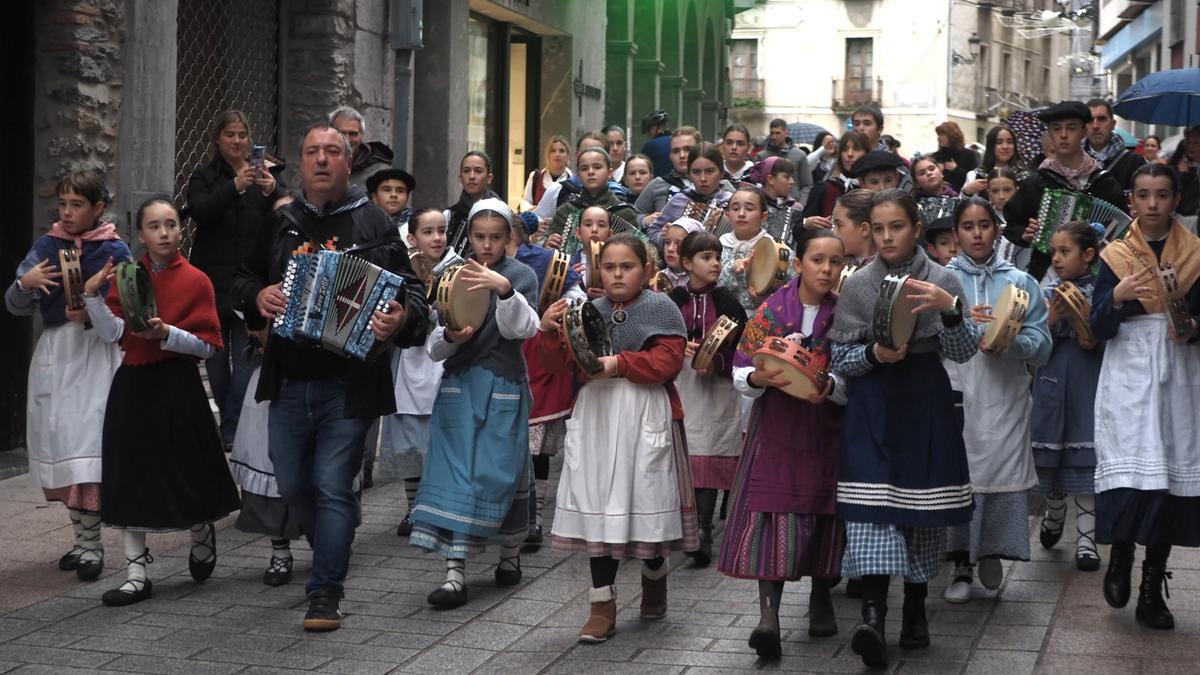 Azpeitiko Santomasetan, jai giroa aterkien azpian