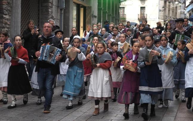 Azpeitiko Santomasetan, jai giroa aterkien azpian