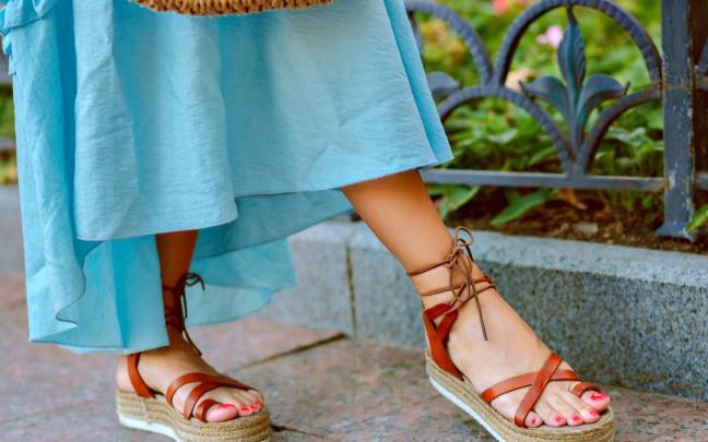 Mujer llevando sandalias