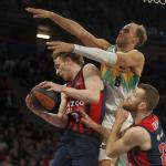 Denzel Andersson busca un rebote que atrapa Raieste bajo el aro del Baskonia