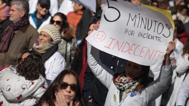 Manifestantes durante una jornada de las huelgas de los médicos.