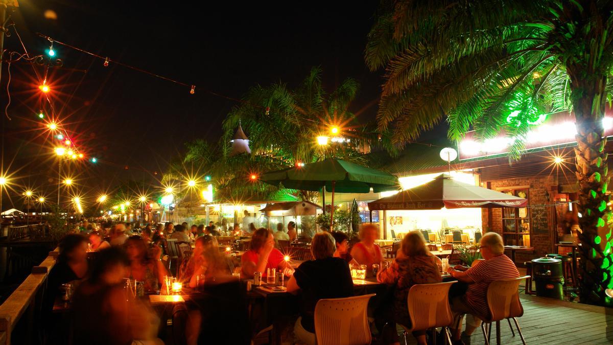 Una de las muchas terrazas para cenar que pueden encontrarse en la calle Turku Abdul.