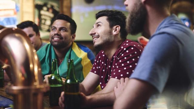Personas viendo deporte en un bar